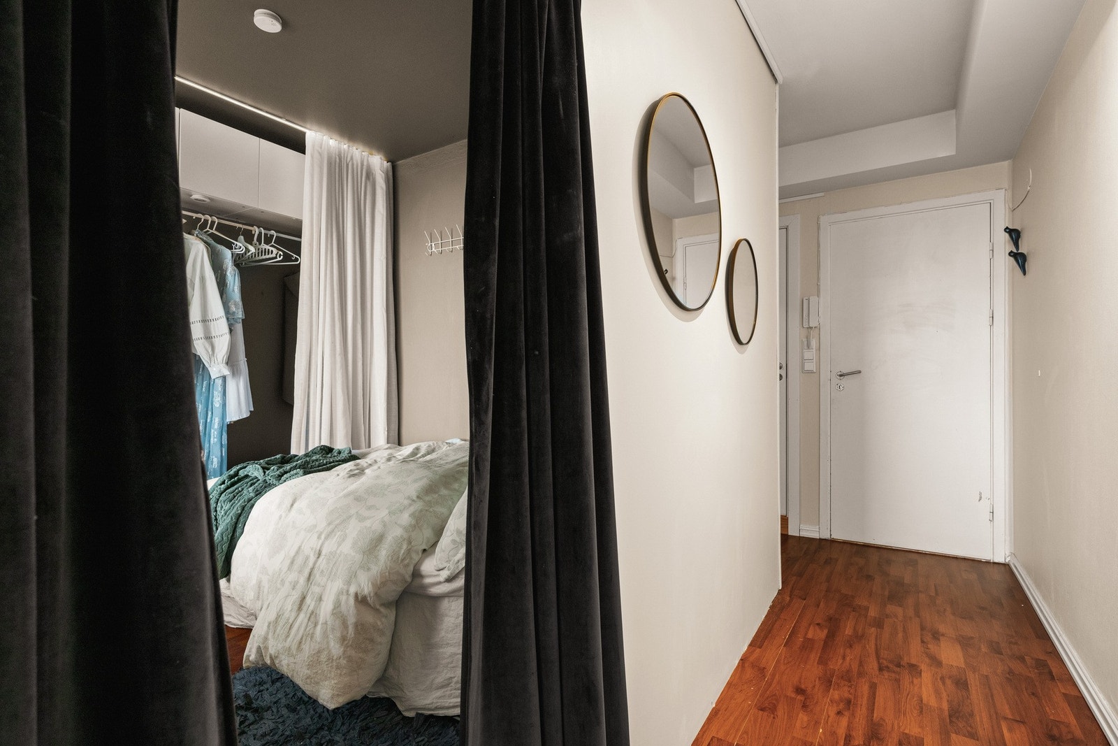 Fra gangen kommer vi til en lun og fin sovealkove på 6,9 kvm. Galleribilde