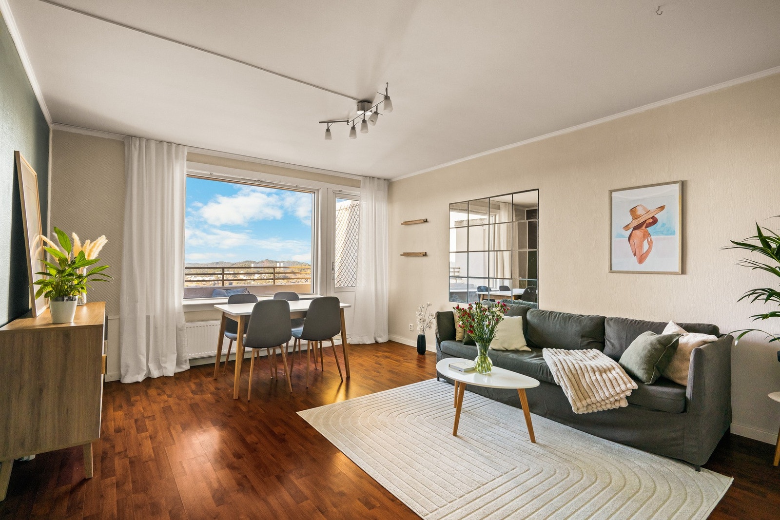 Vi tar turen videre inn til leilighetens lyse og flotte stue på 20,3 kvm. Galleribilde