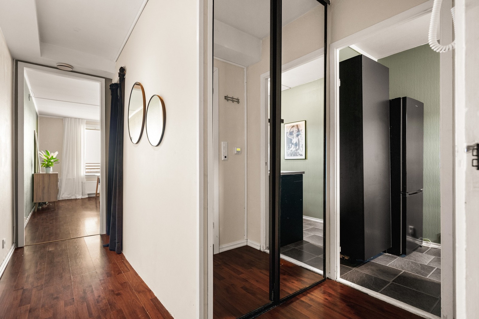 Her er det god plass til å henge fra seg yttertøy og sko. For ytterligere oppbevaringsplass disponerer leiligheten en bod på 2,5 kvm. Galleribilde