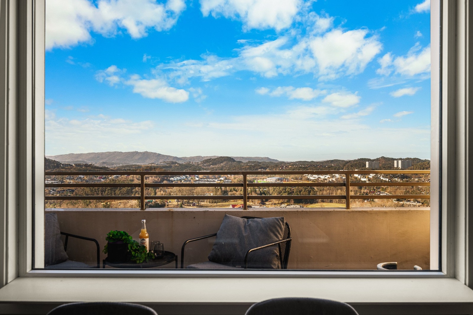 Her kan du nyte herlige solforhold og en usjenert altan med nydelig utsikt. Galleribilde