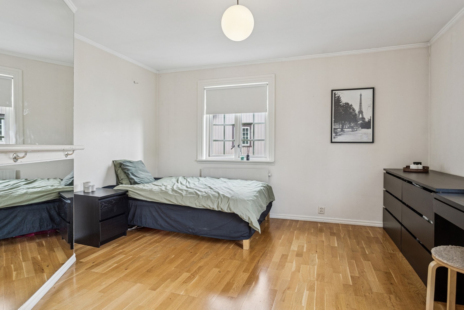 Lyst og luftig soverom med gode møbleringsmuligheter og behagelig atmosfære. Galleribilde