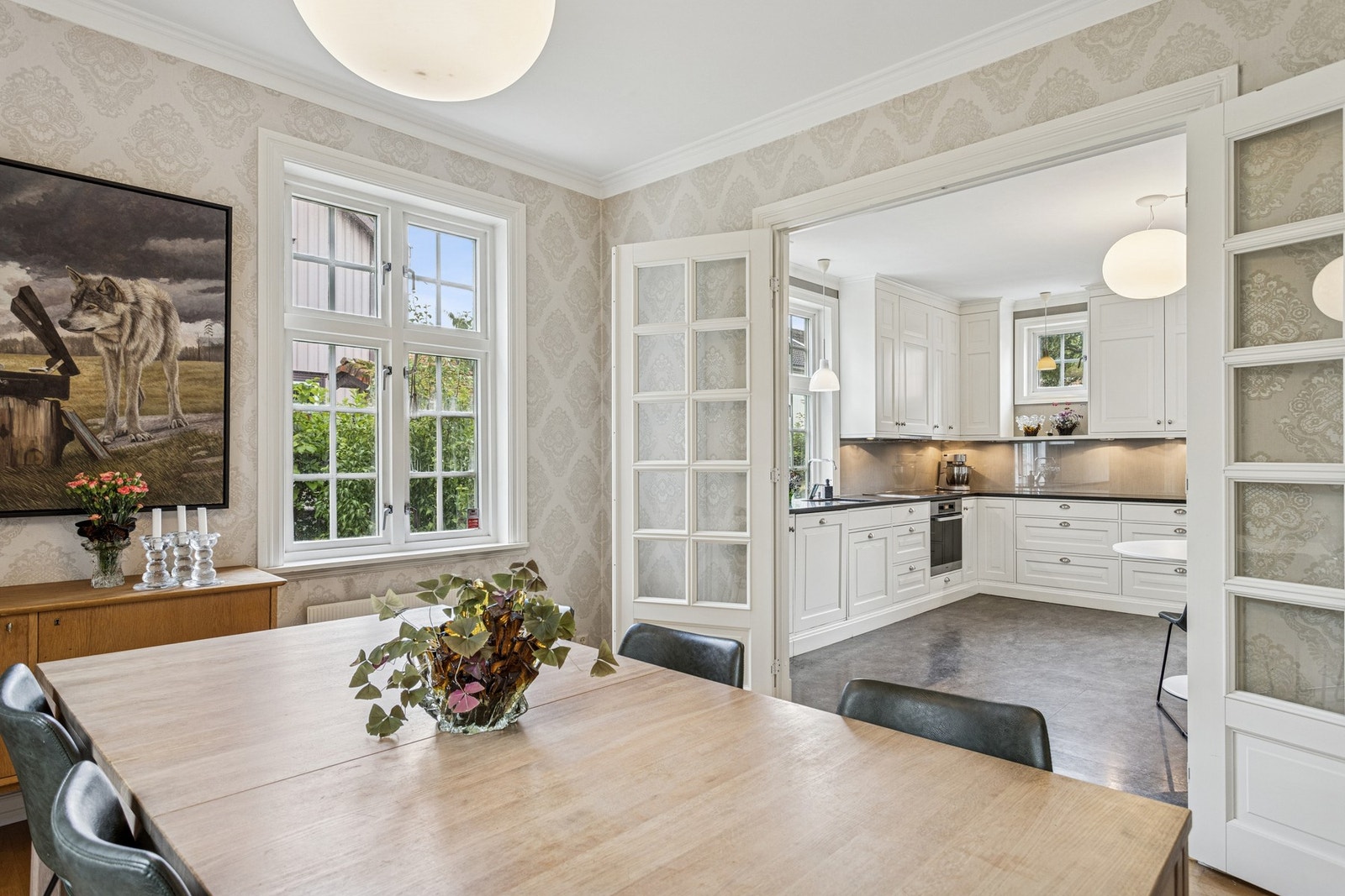 Spisestuen ligger i en egen, stemningsfull sone med store vindusflater og klassiske detaljer. Galleribilde