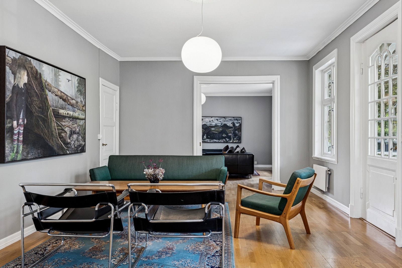 Lys og innbydende stue med god takhøyde med klassiske detaljer. Galleribilde