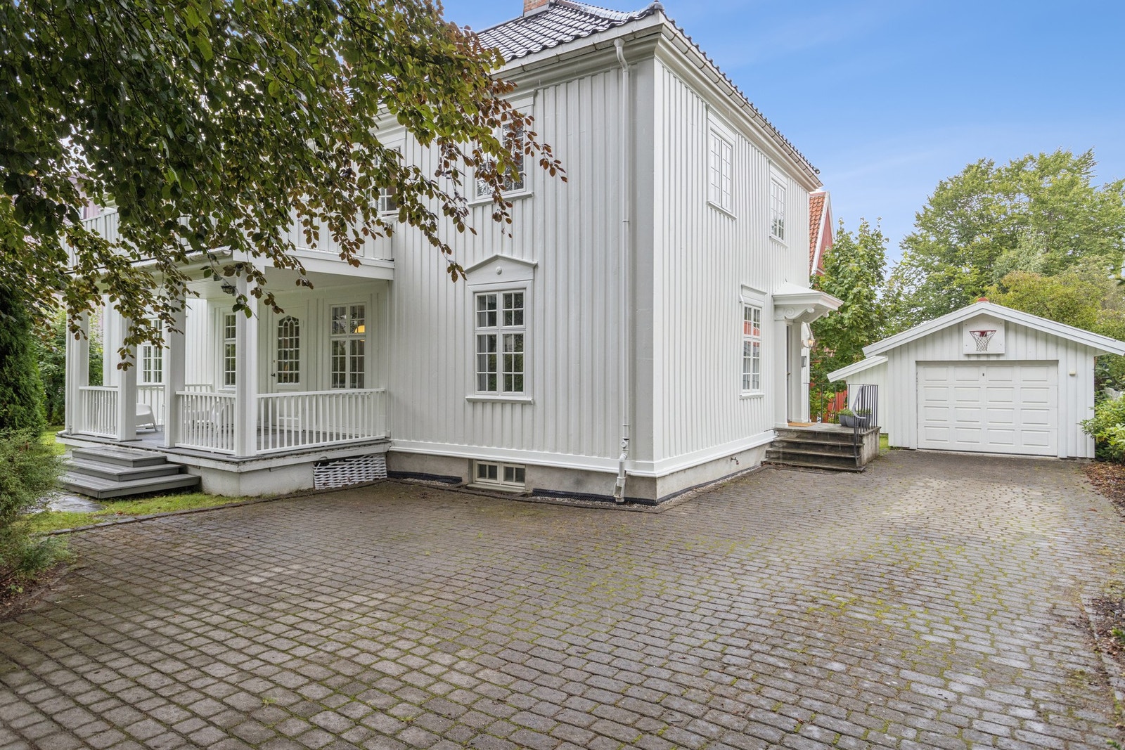 Eiendommen har gode parkeringsmuligheter med plass til flere biler på egen gårdsplass, i tillegg til parkering i frittstående garasje. Galleribilde