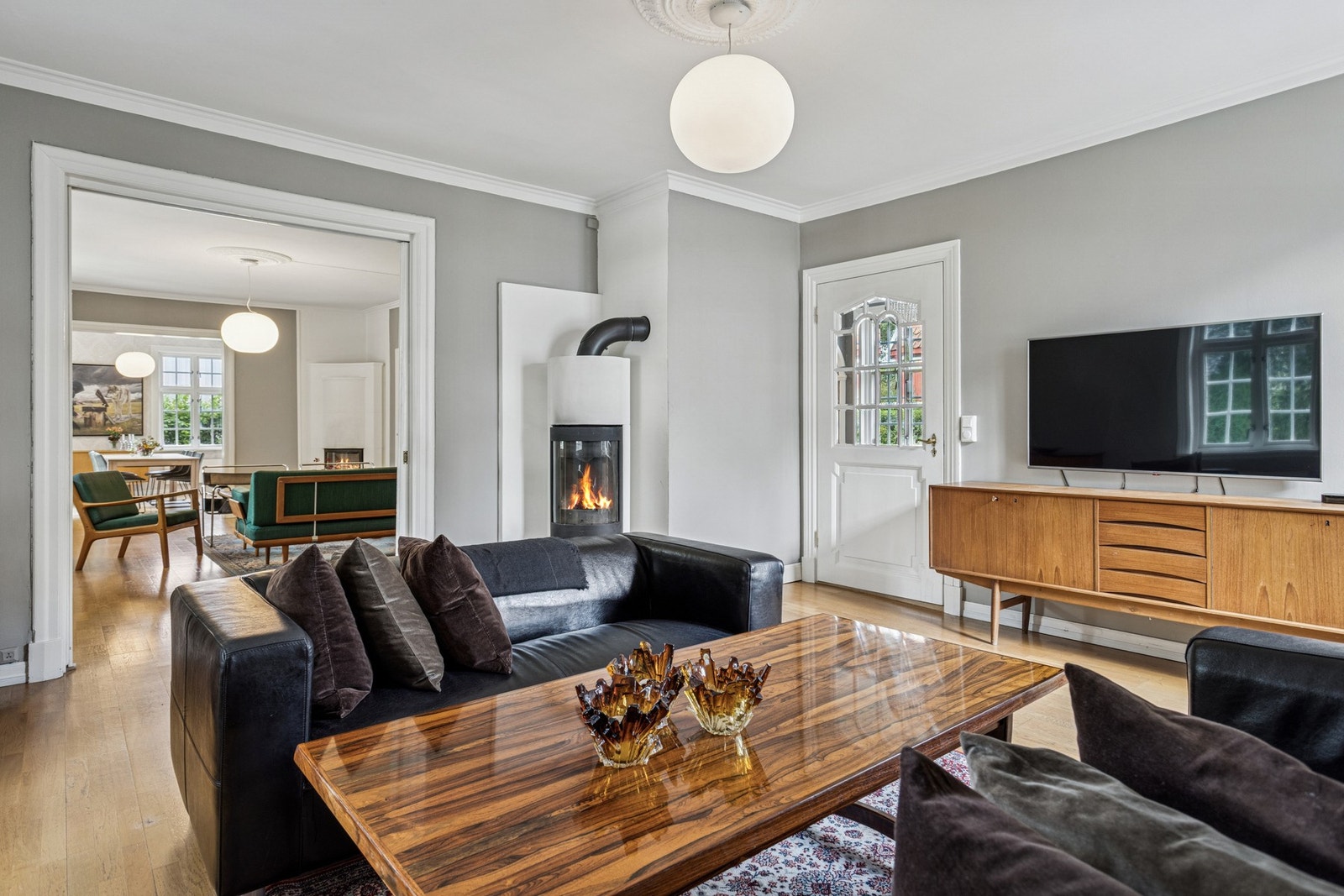 Oppholdsrommet har en god planløsning med fine møbleringssoner og flott gjennomlys. Den åpne forbindelsen til tilstøtende rom gir en luftig og helhetlig romfølelse. Galleribilde