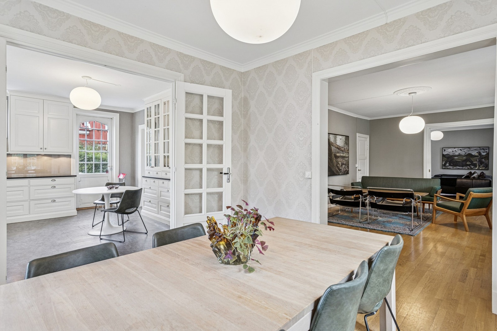 Romslig og elegant spisestue med god plass til større selskaper og en elegant overgang til både kjøkken og stue. Galleribilde