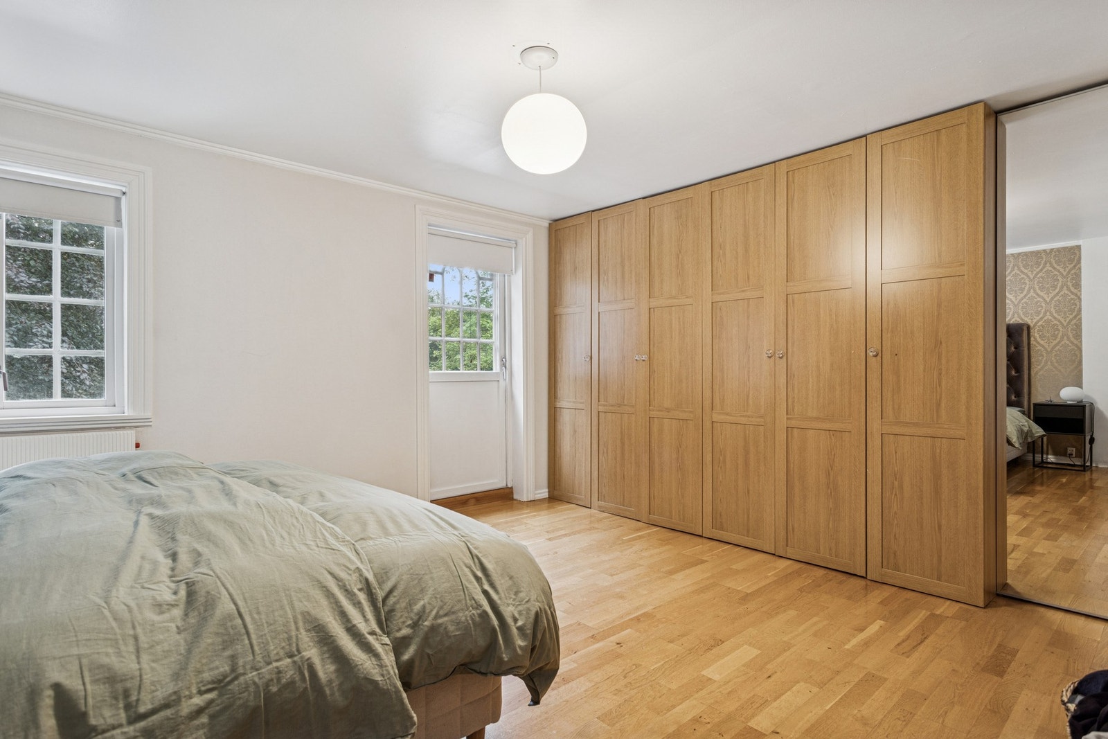 Hovedsoverommet har rikelig med oppbevaringsplass i hel vegg med garderobeløsning, samt utgang til balkong. Galleribilde