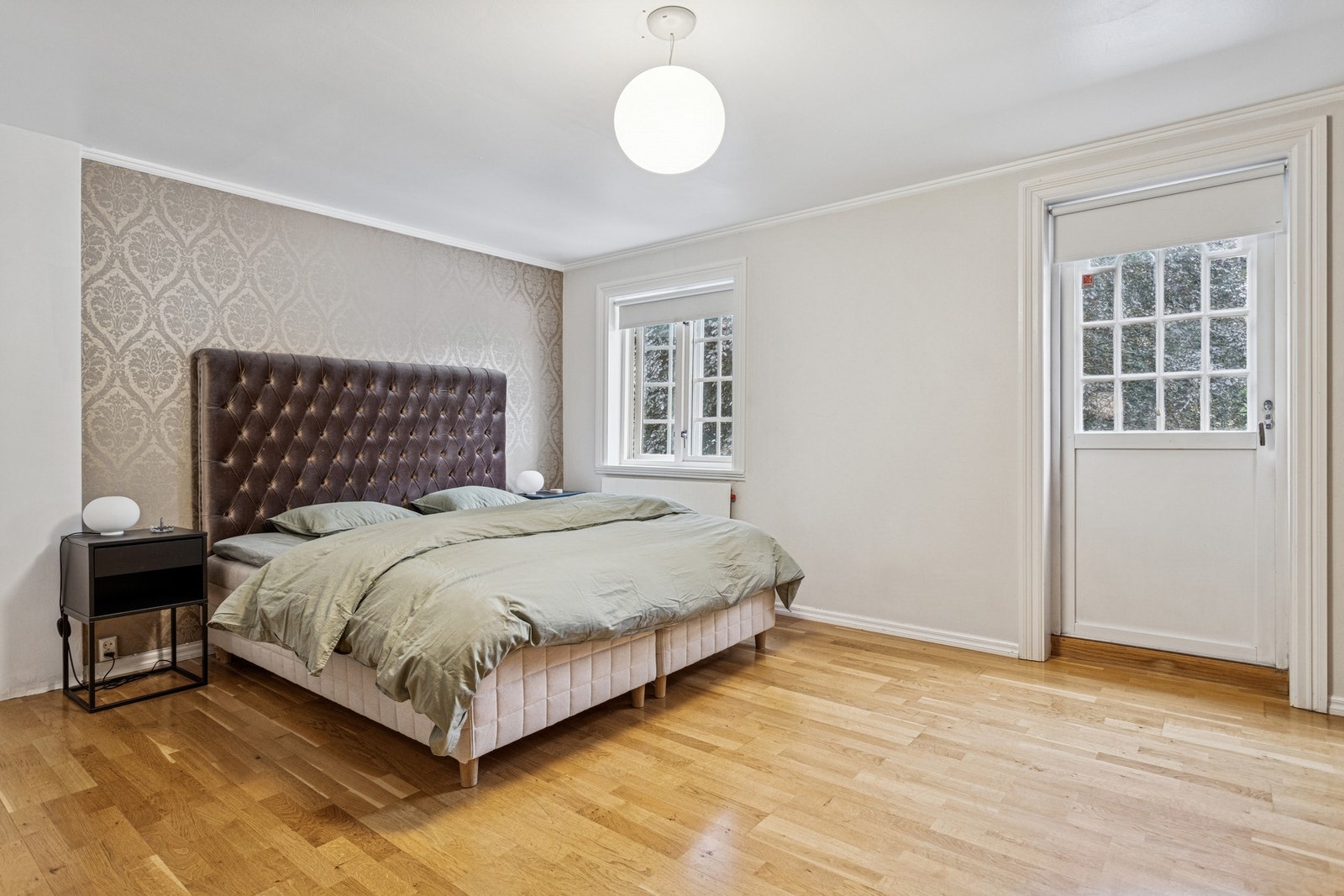 Romslig og innbydende hovedsoverom med god plass til dobbeltseng. Store vinduer gir en lys og behagelig atmosfære. Galleribilde