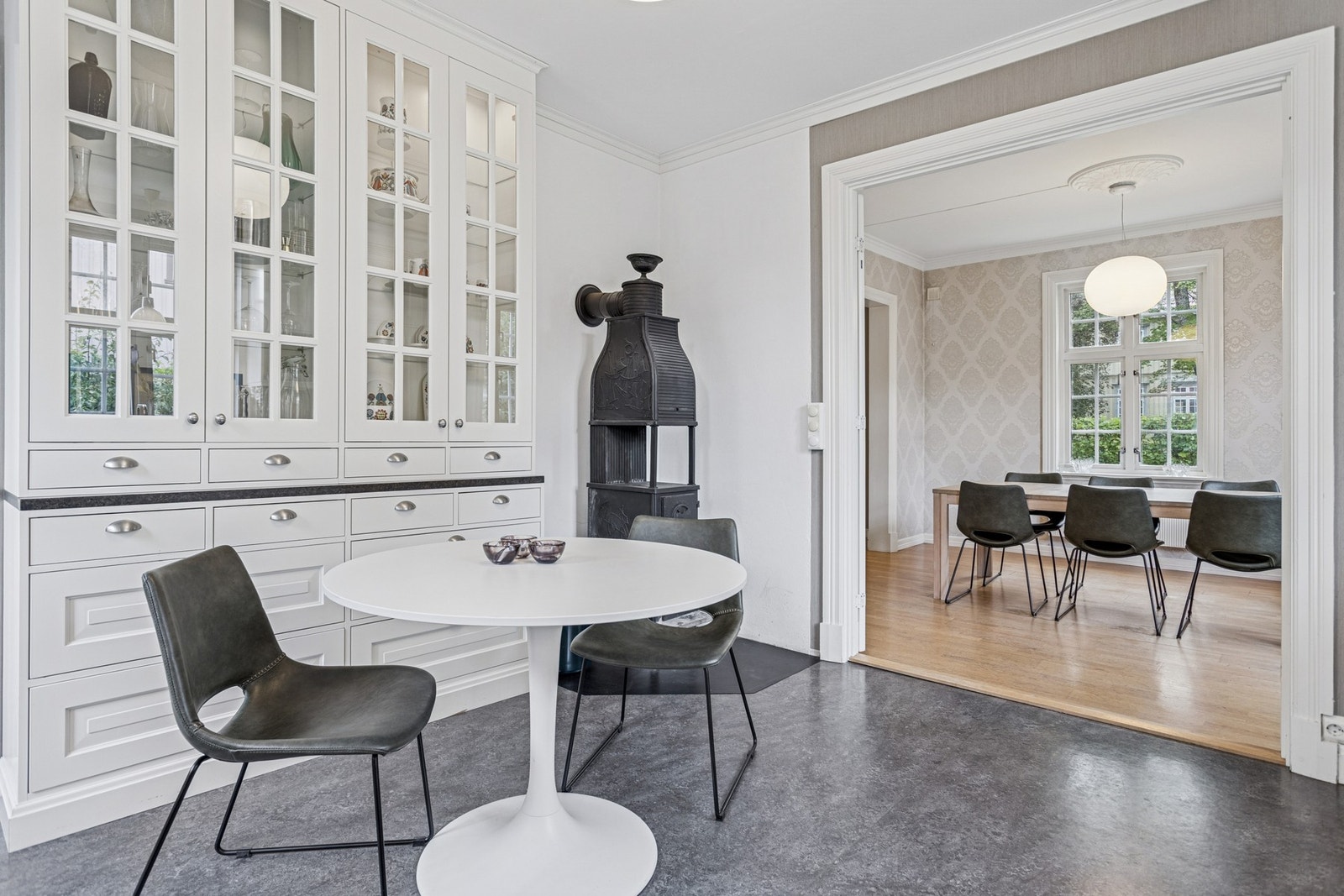 Kjøkkenet har en hyggelig spiseplass og god oppbevaring i praktisk vitrineskap. Den åpne løsningen mot spisestuen gir en fin flyt og gode sosiale soner. Galleribilde