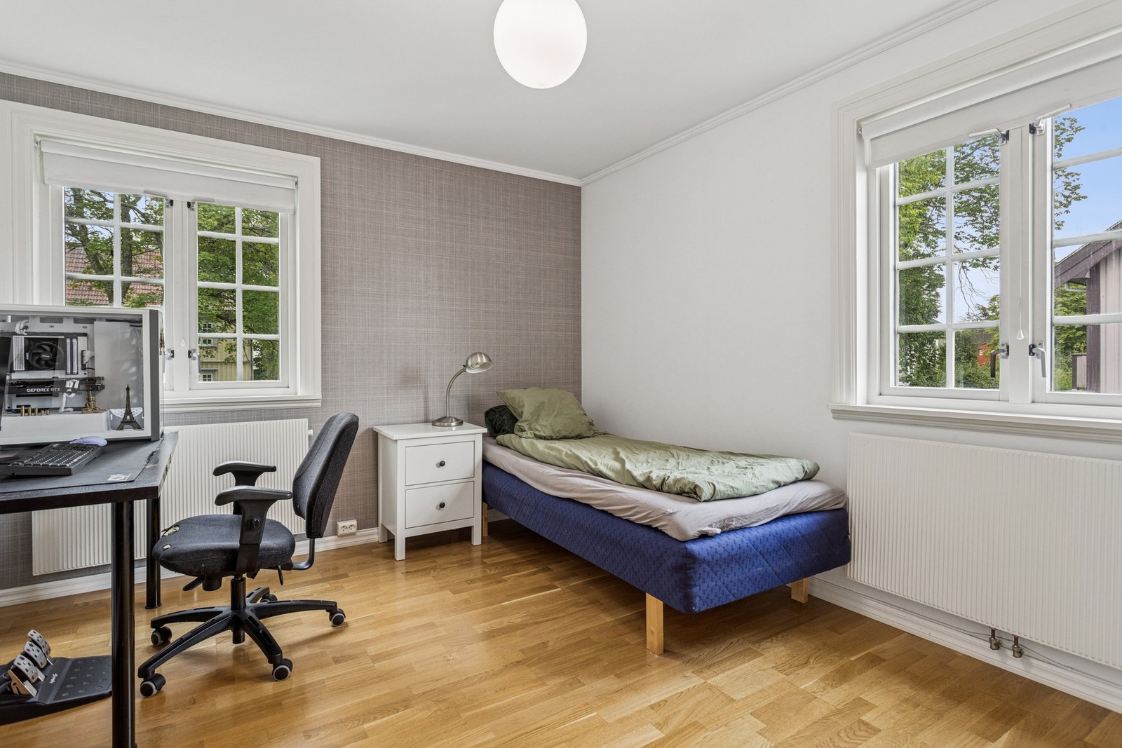 Lyst og funksjonelt soverom med gode lysforhold fra to vinduer og plass til både seng og skrivepult. Galleribilde