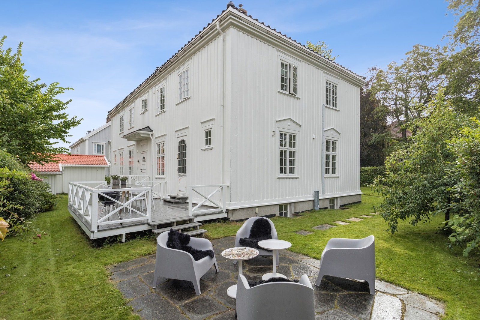 Flott uteområde med koselig sittegruppe og velstelt hage. Galleribilde