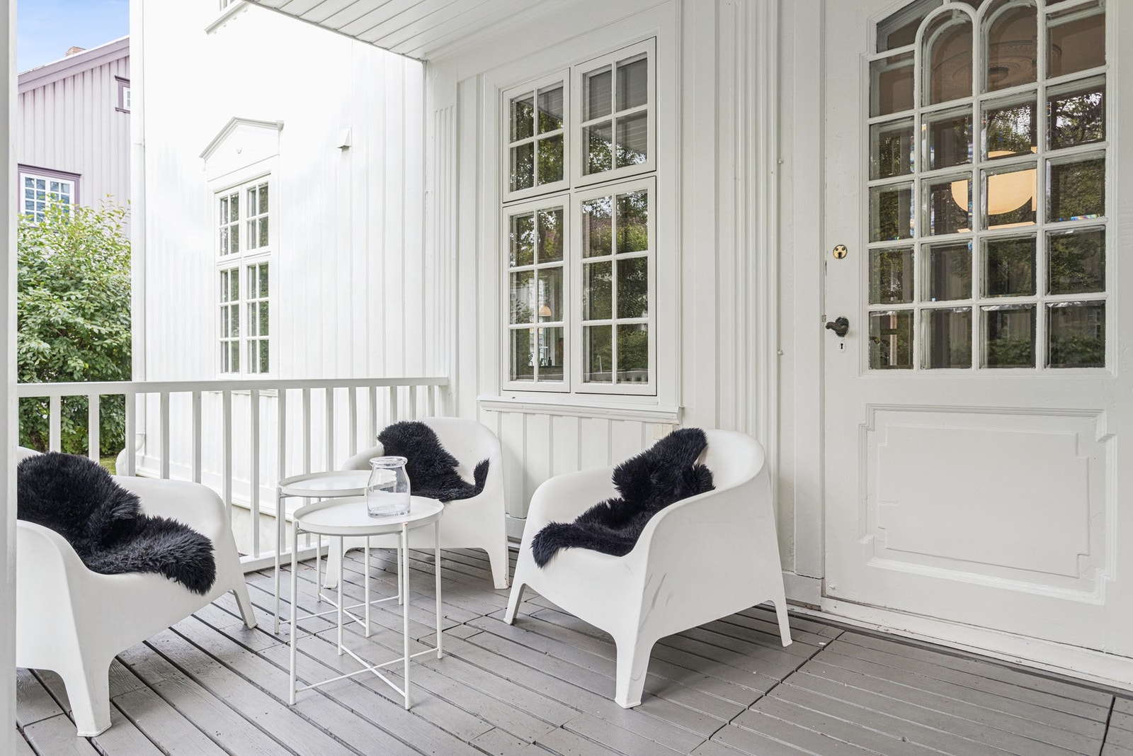 Det klassiske inngangspartiet kompletteres av en hyggelig sitteplass hvor man kan nyte rolige øyeblikk gjennom hele året. Galleribilde