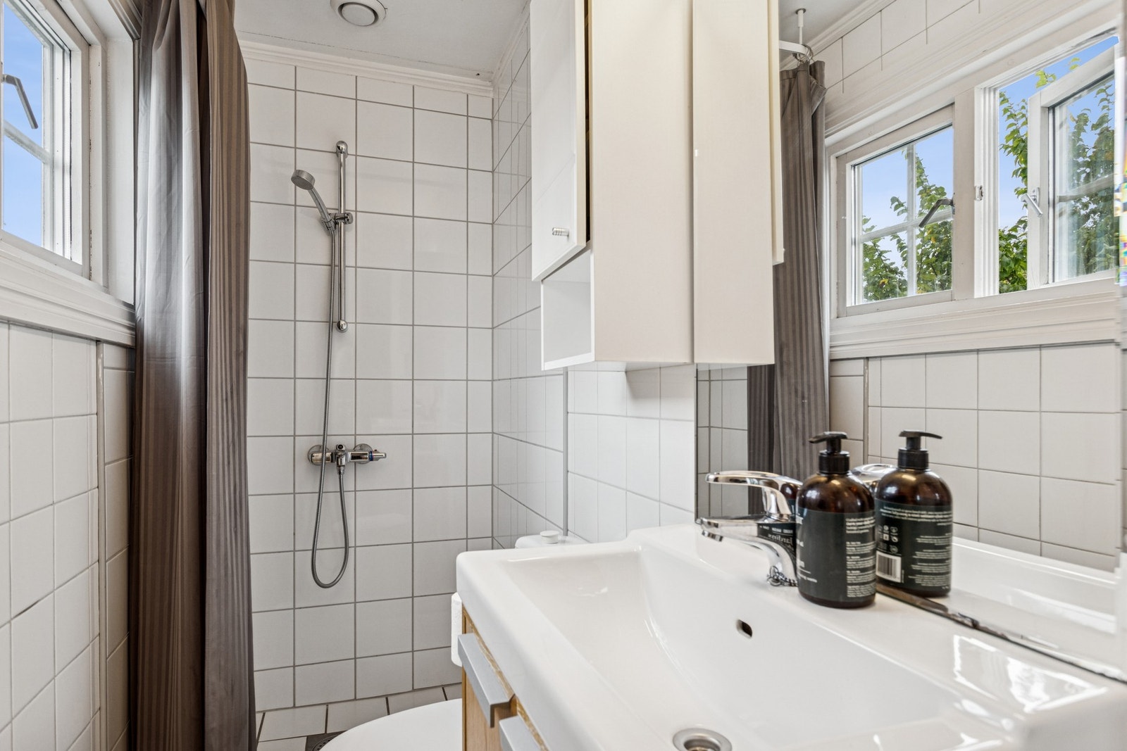 Praktisk bad med god planløsning, dusjløsning og fine oppbevaringsmuligheter som dekker hverdagens behov. Galleribilde