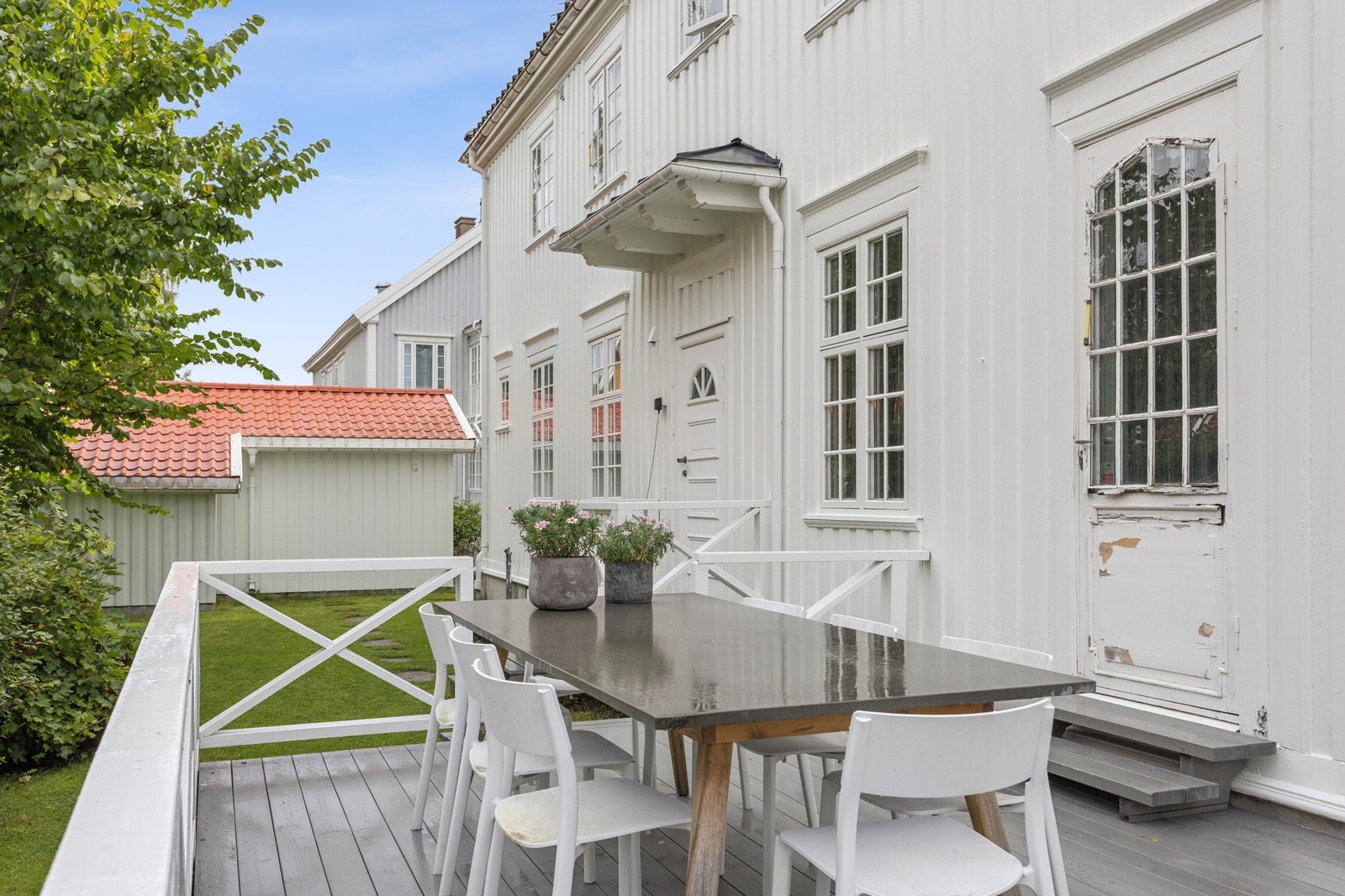 Terrassen fungerer som et naturlig samlingspunkt, med god flyt mellom inne- og utearealene. Galleribilde