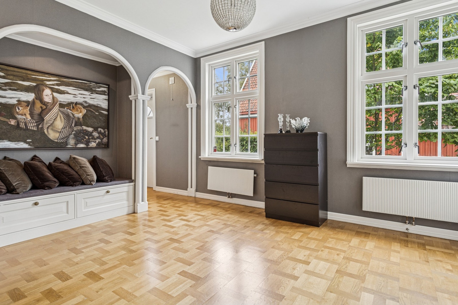 Lys og romslig mellomgang med store vindusflater som slipper inn rikelig med naturlig lys. Innebygget sittebenk gir både karakter og praktisk funksjon. Galleribilde