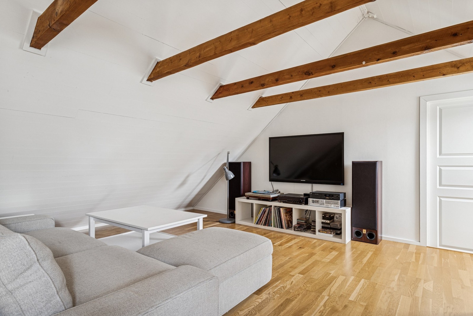 Et flott ekstra oppholdsrom som egner seg godt som TV-stue, eller avslapningssone på loft. Galleribilde