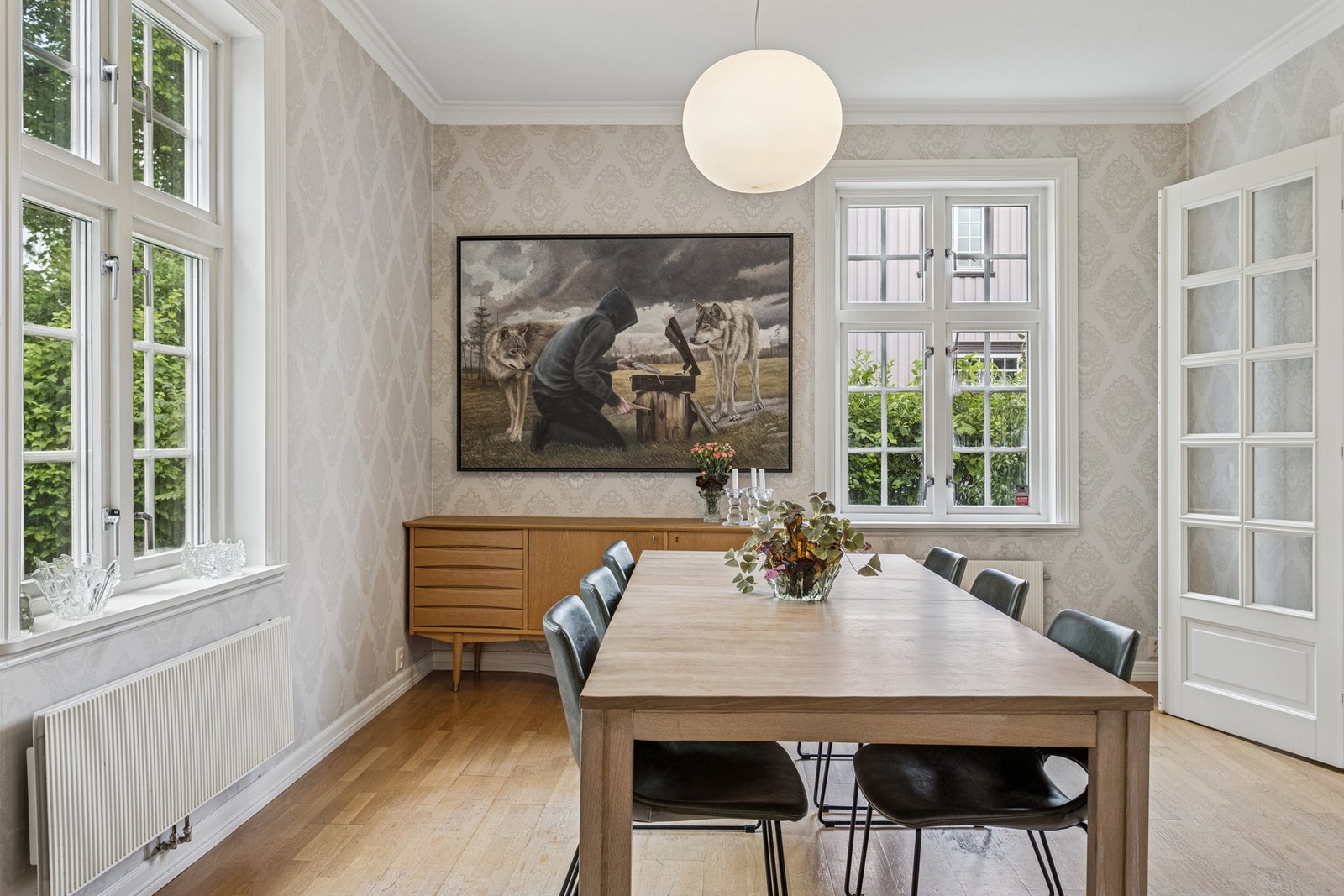 Spisestuen er vakkert innrammet med klassiske fløydører og dekorative overflater som fremhever boligens opprinnelige stil og karakter. Galleribilde