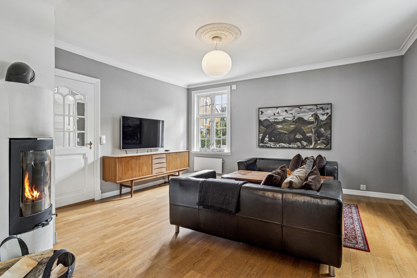 Stuen fremstår lys og luftig med fine møbleringsmuligheter og naturlig plass til TV-sone. Galleribilde