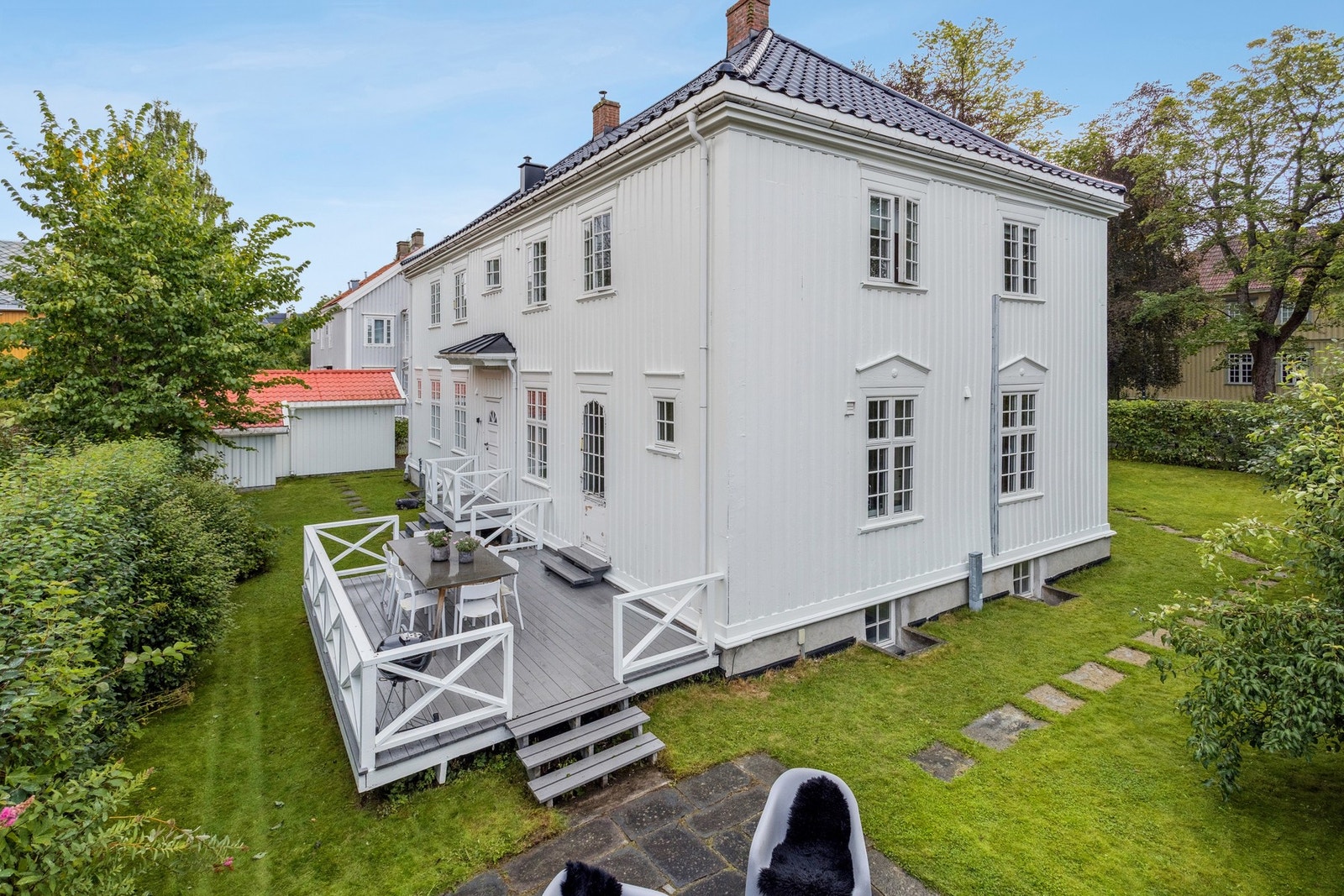 Eiendommen har en stor og romslig terrasse med gode solforhold og direkte adkomst til hagen. Galleribilde