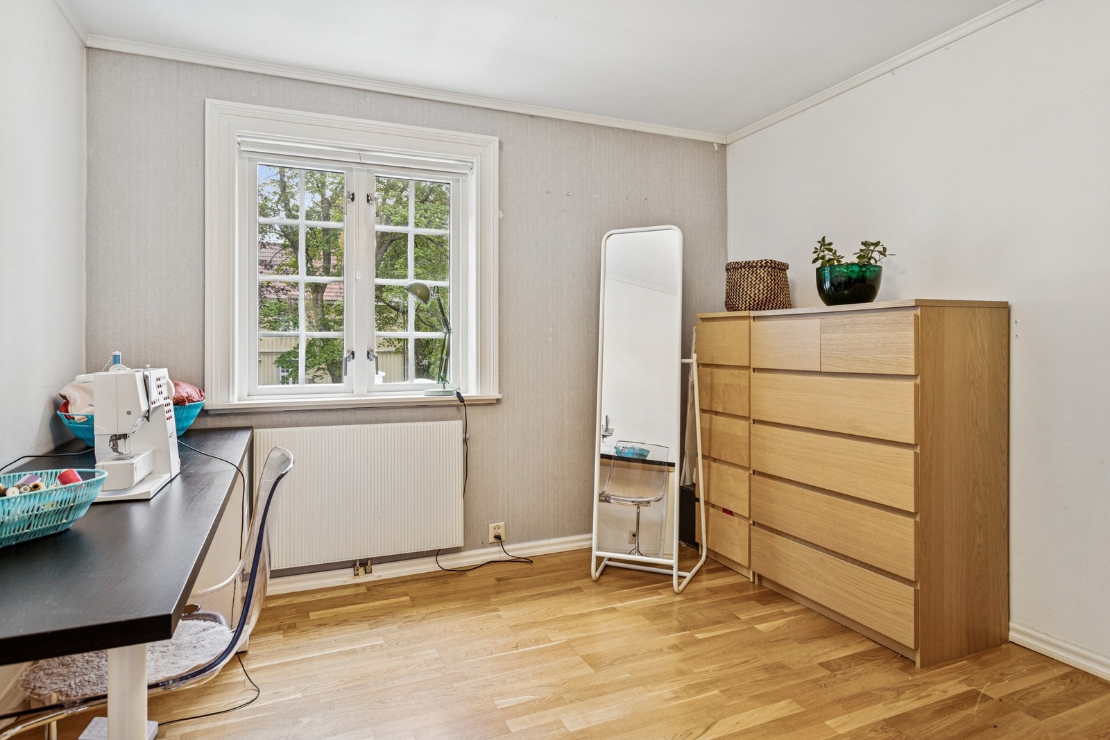 Et hyggelig rom med gode lysforhold, perfekt som barnerom, gjesterom eller hjemmekontor. Galleribilde