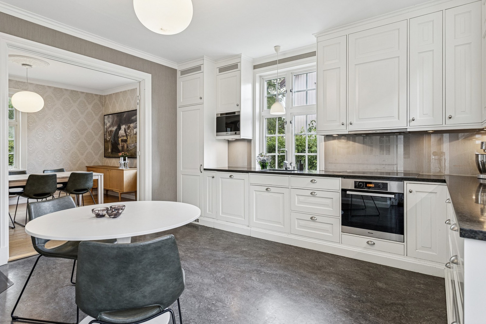 Kjøkkenet har en praktisk utforming med god skapplass, integrerte hvitevarer. kjøkkenet har et moderne preg. Galleribilde