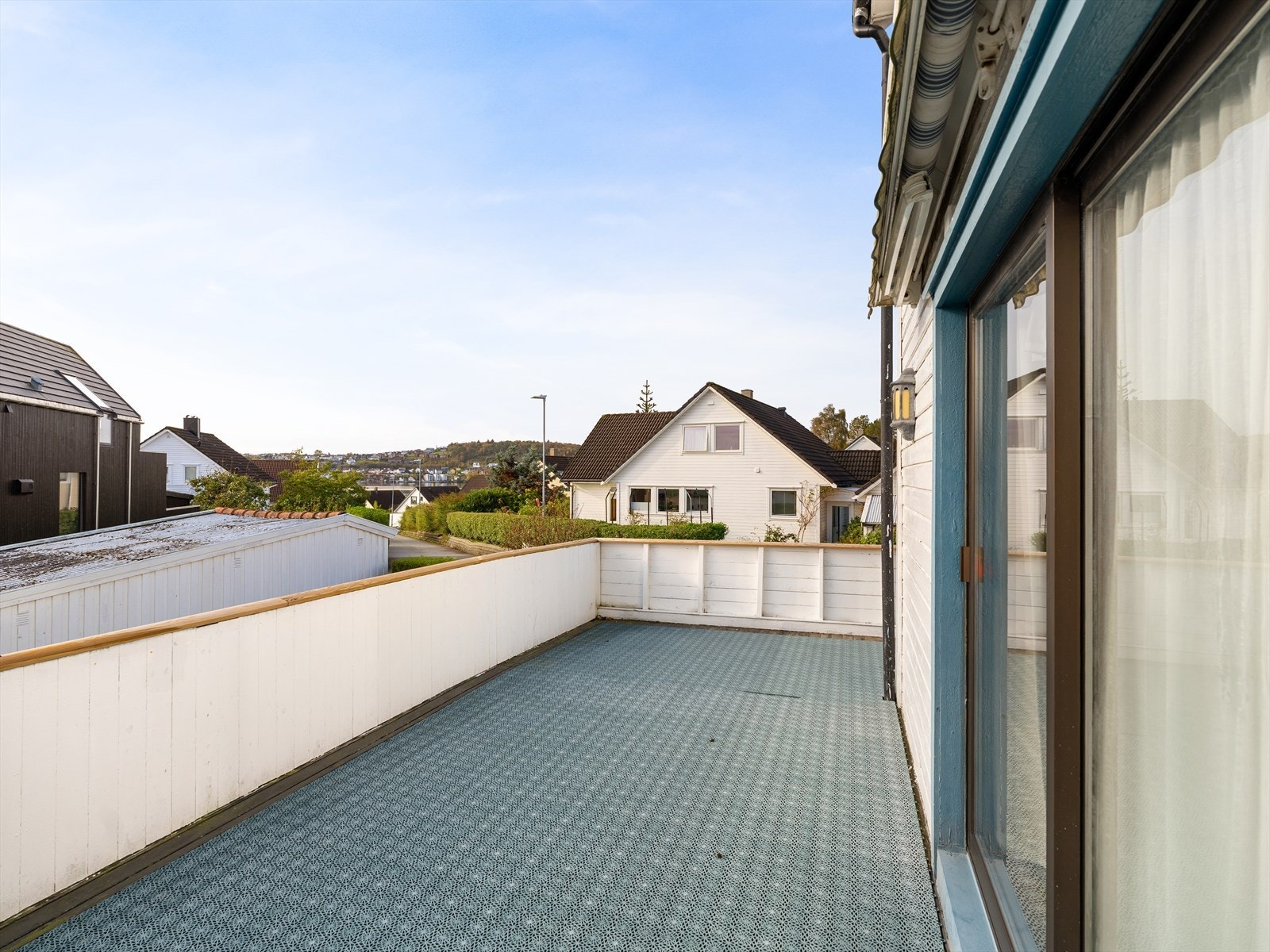 Fra stuen er det utgang til romslig terrasse Galleribilde