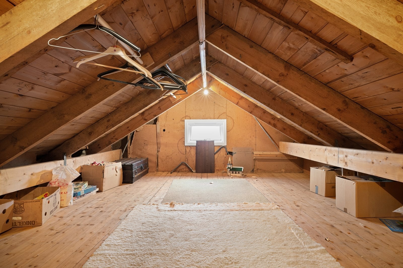 Loftsrom med god plass til oppbevaring Galleribilde