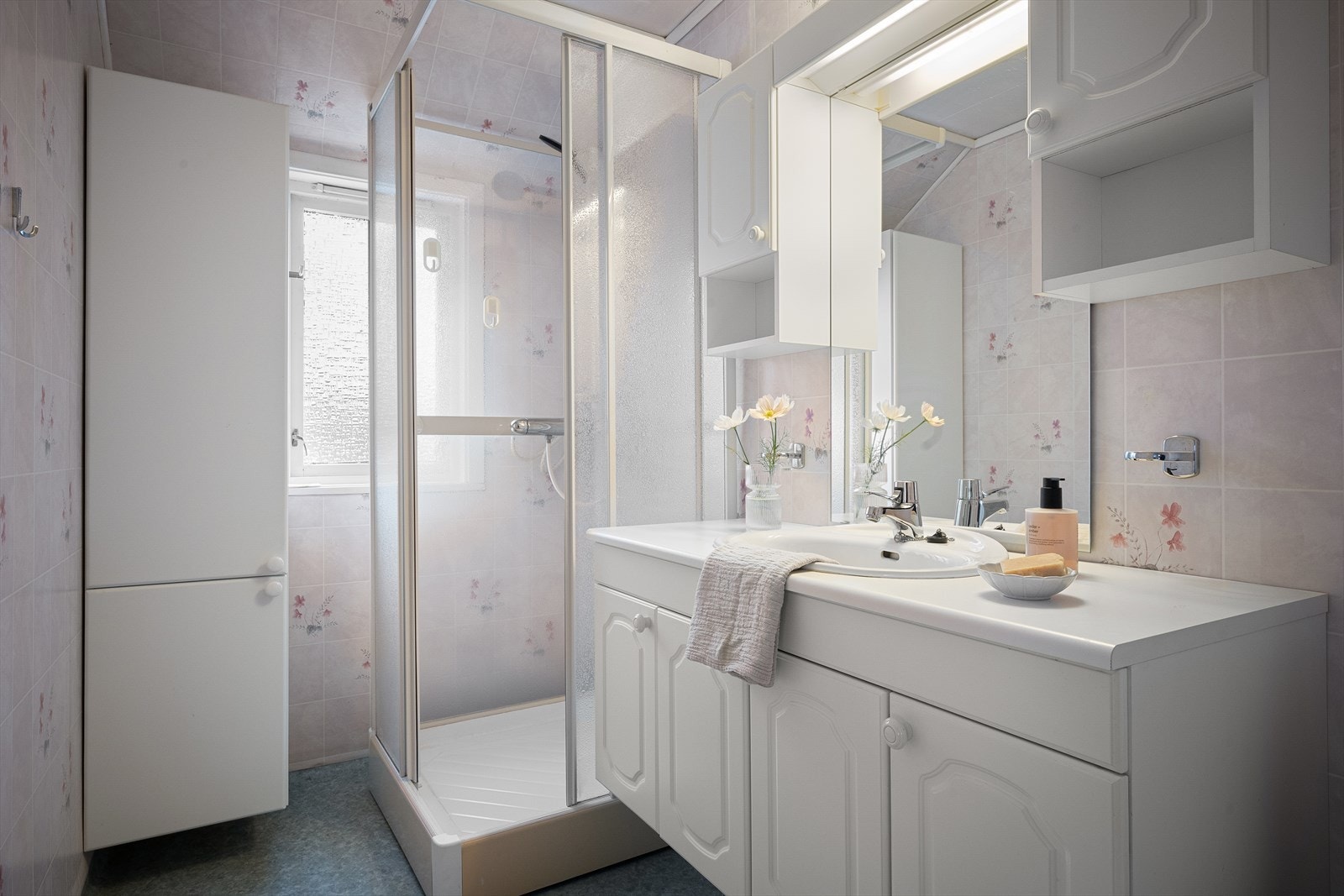 Bad med dusjkabinett og varmekabler på gulv Galleribilde