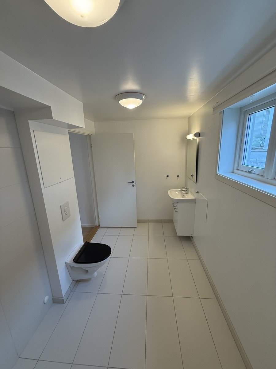 Lyst bad med vindu Galleribilde