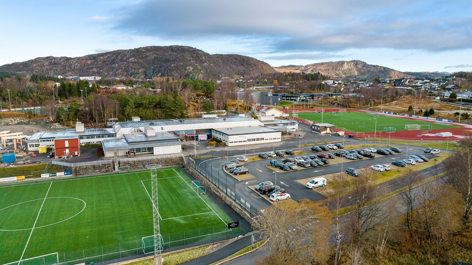 Fra tomten er det gangavstand til barnehager, Førre barneskole, Frakkagjerd ungdomsskole, flotte turområder og aktivitetstilbudet for barn og unge på Frakkagjerd Galleribilde
