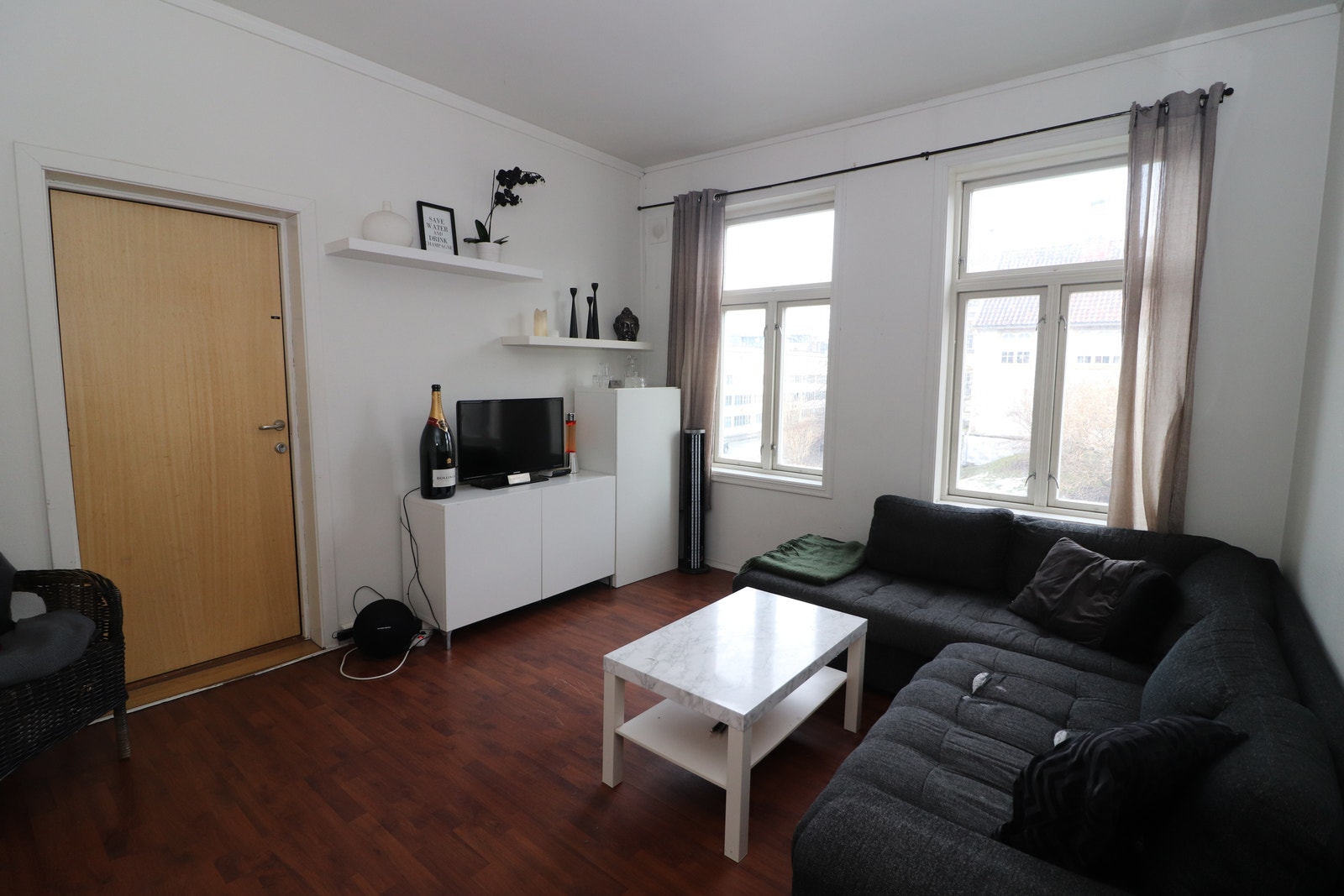 Romslig og lys stue Galleribilde