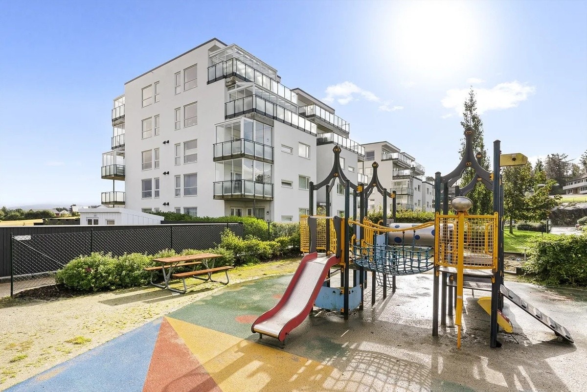 Lekeplass i nabolaget Galleribilde