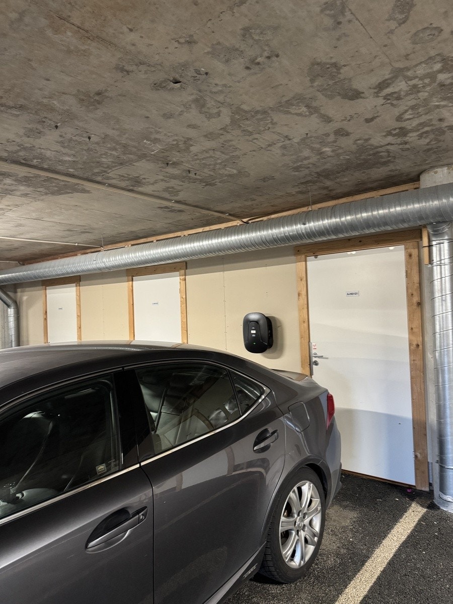 Elbillader med tilhørende bod Galleribilde