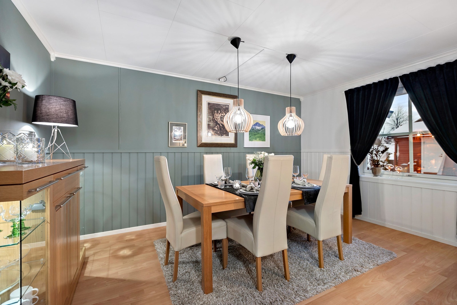 Romslig spisestue som egner seg perfekt til middagsgjester Galleribilde