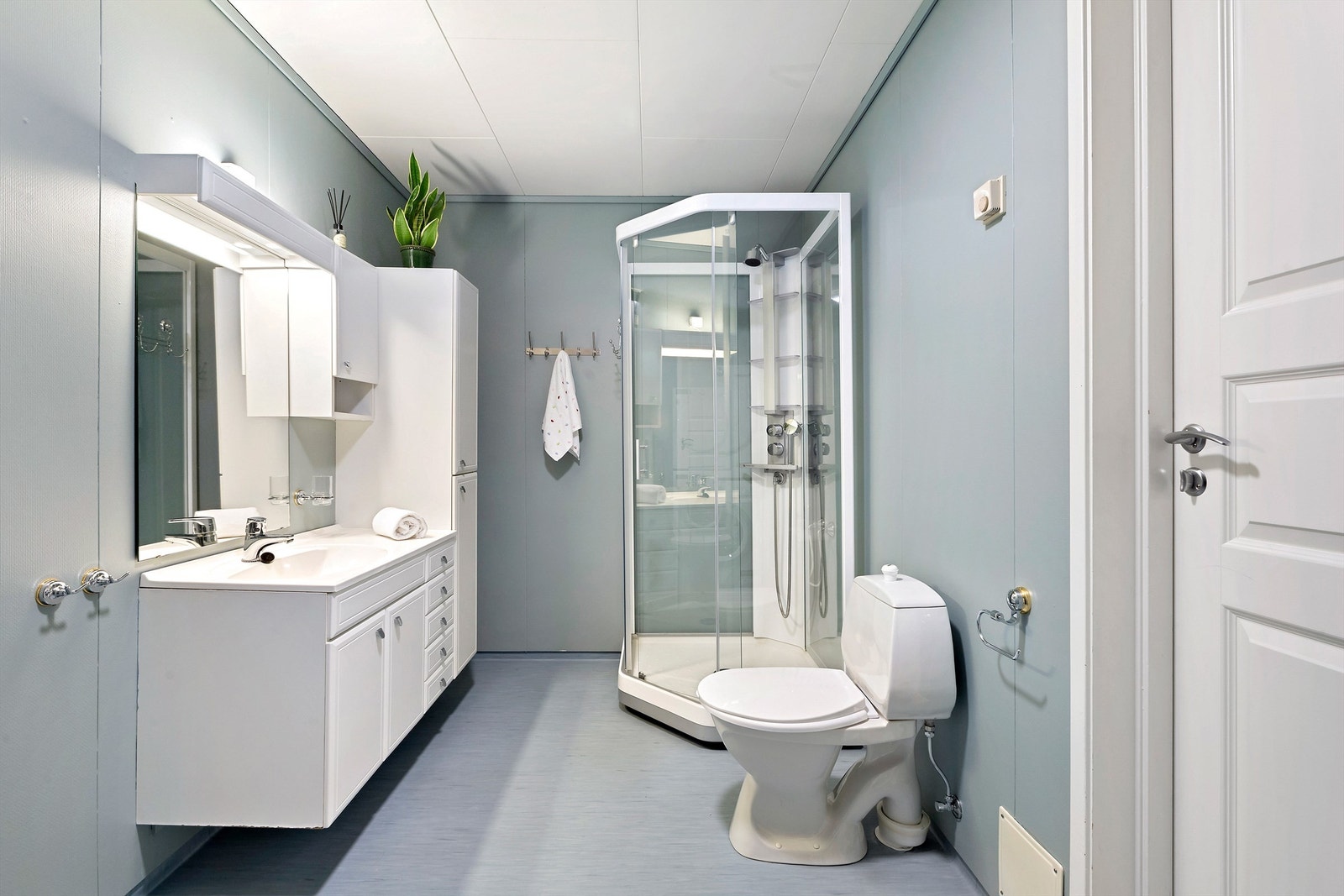 Bad/vaskerom i underetasje Galleribilde