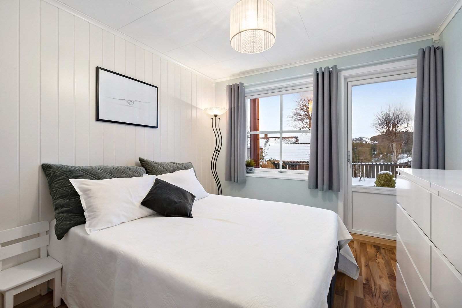 Det ene soverommet i underetasjen har utgang til hage Galleribilde