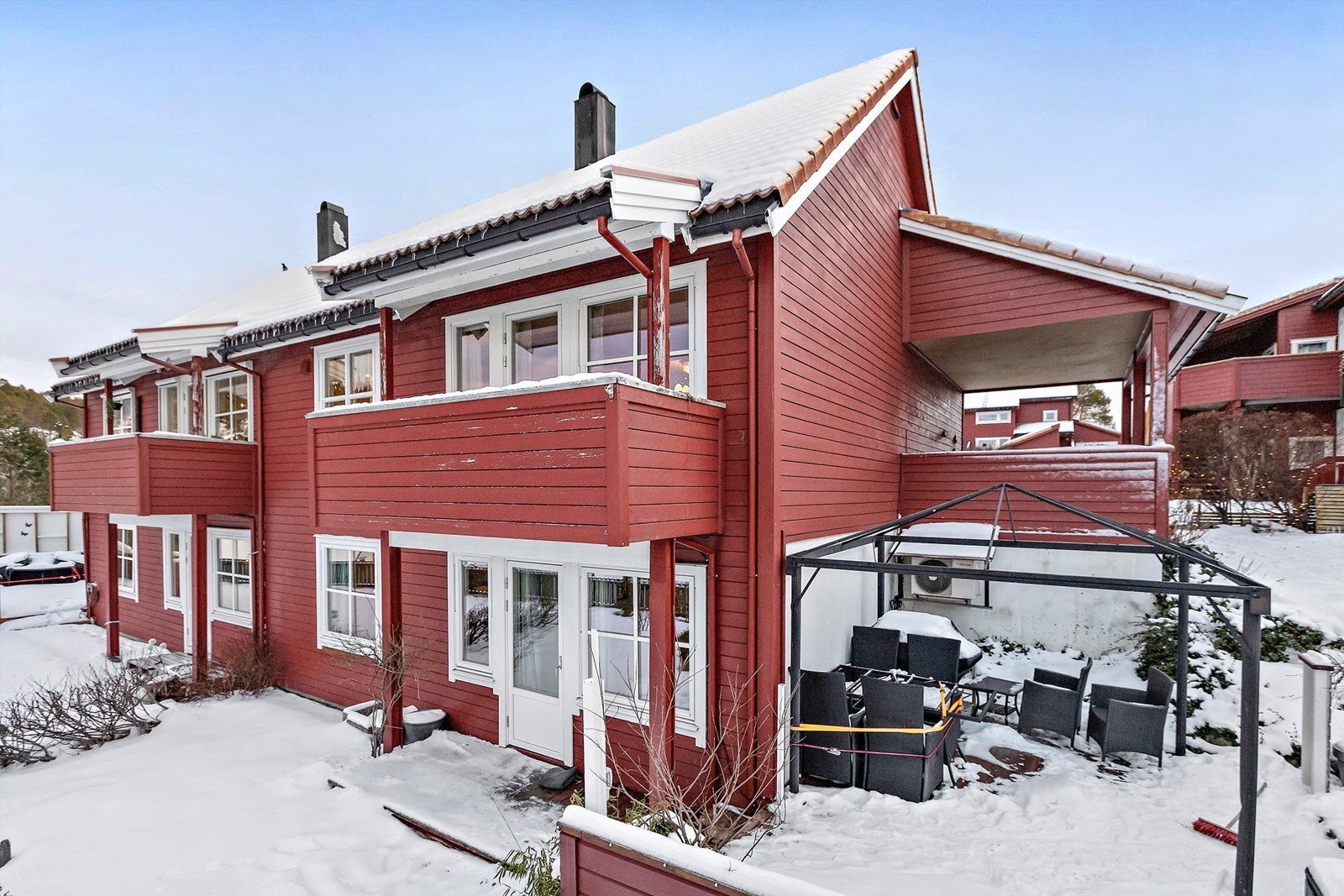 Boligen går over 2 plan samt har et romslig mørkeloft med god takhøyde! Galleribilde