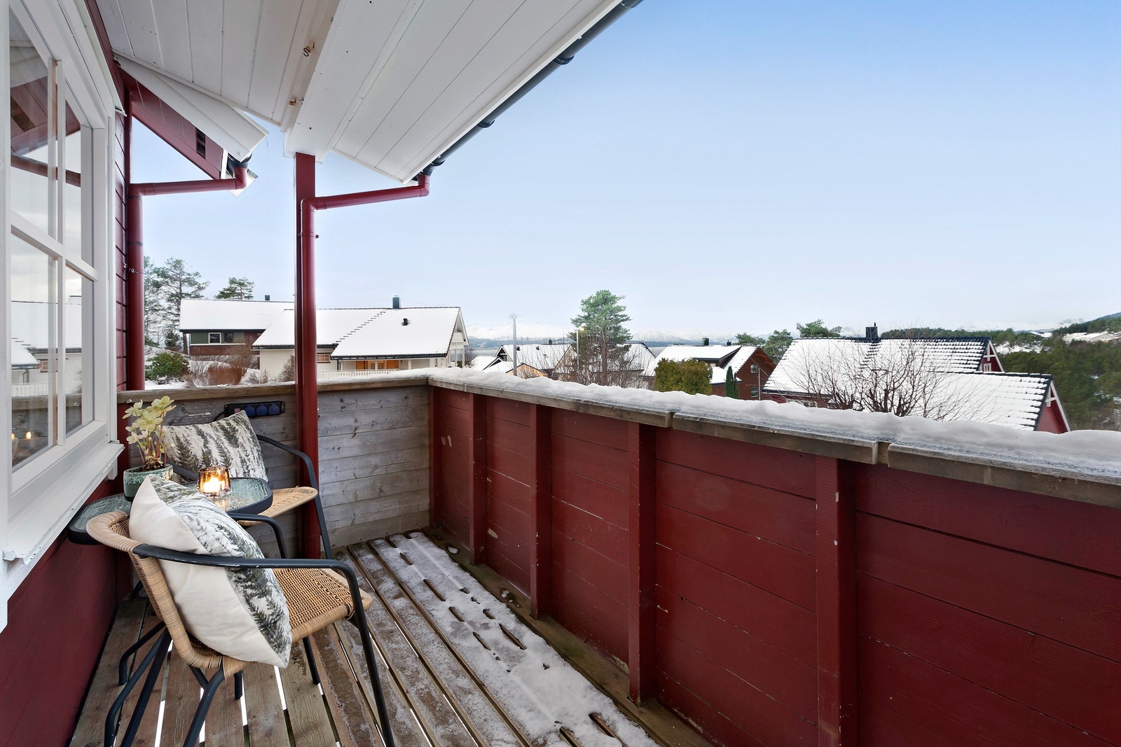 Overbygd veranda utenfor stua med pen utsikt og gode solforhold Galleribilde