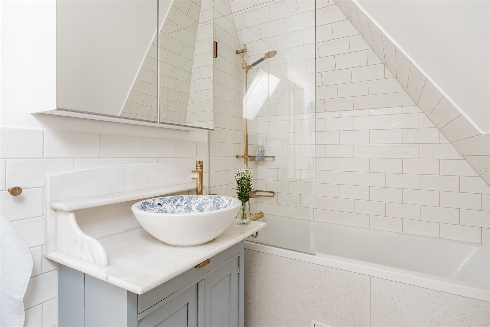 Badet er utstyrt med vegghengt wc, skål servant med skap under og dusj i innmurt badekar. Galleribilde