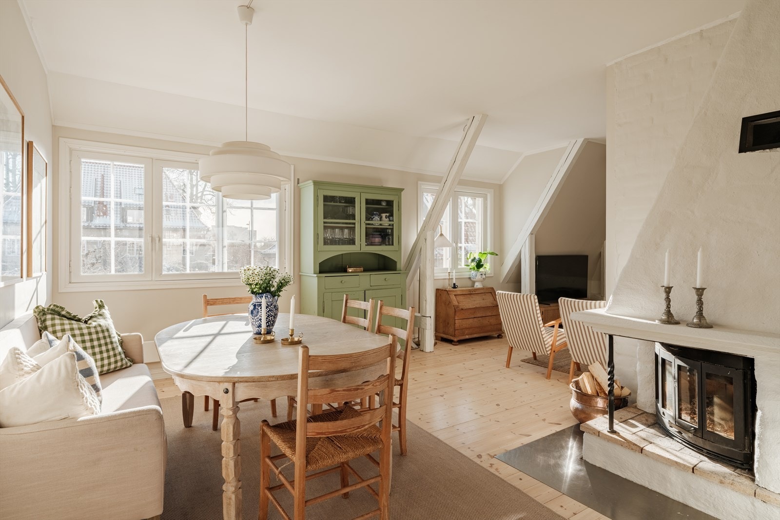 Møbleringsvennlig stue med en lun peis som setter et hyggelig og stemningsfullt preg på rommet, samtidig som den varmer godt på kalde dager. Galleribilde