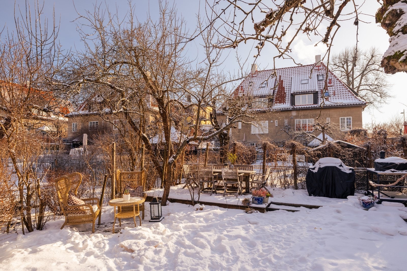 Fra boligen er det enkel adkomst til nydelig hageparsell med gode solforhold. Galleribilde