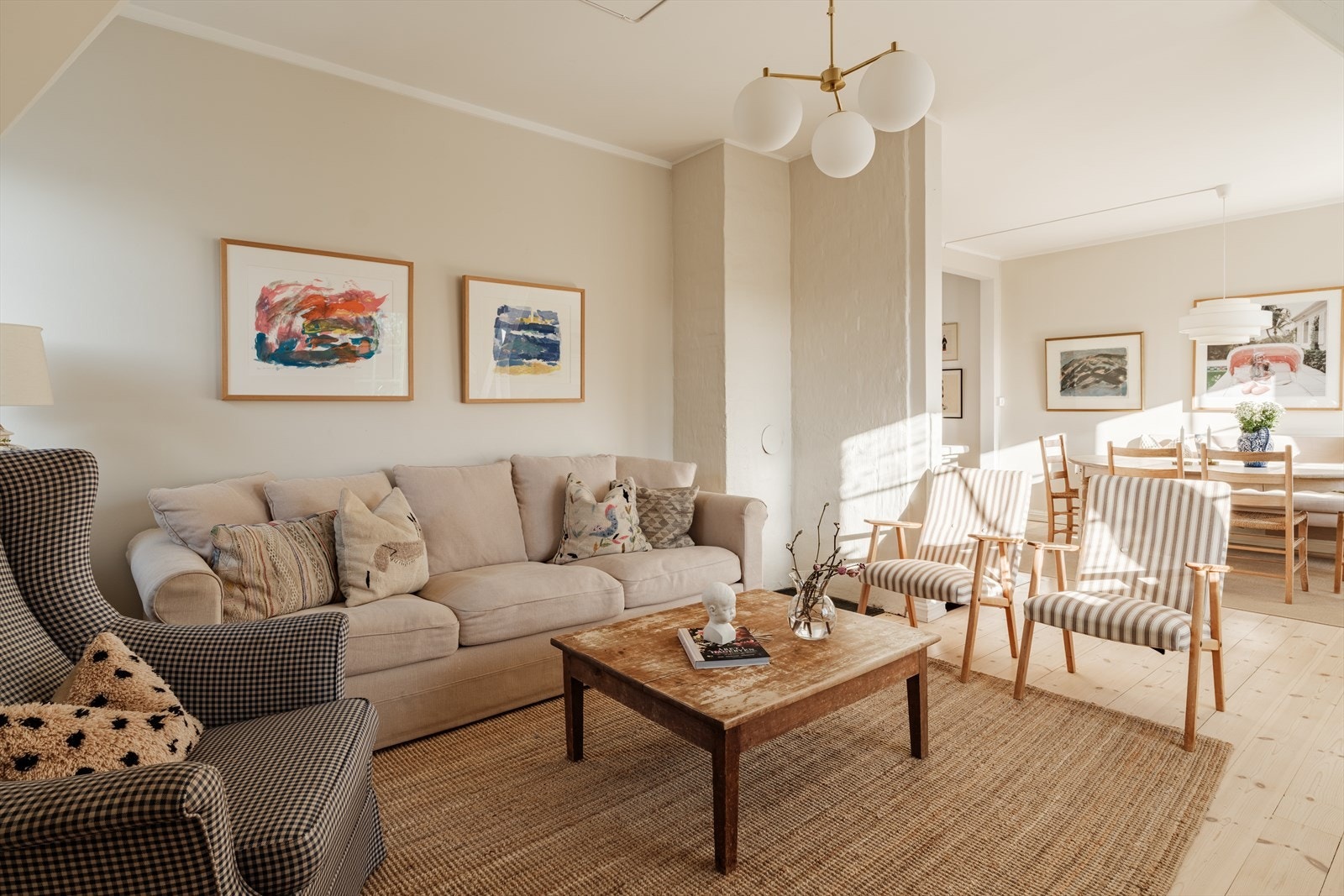 Leiligheten har en godt utnyttet planløsning over to etasjer. Stuen har en god takhøyde på 2.63 meter. Galleribilde