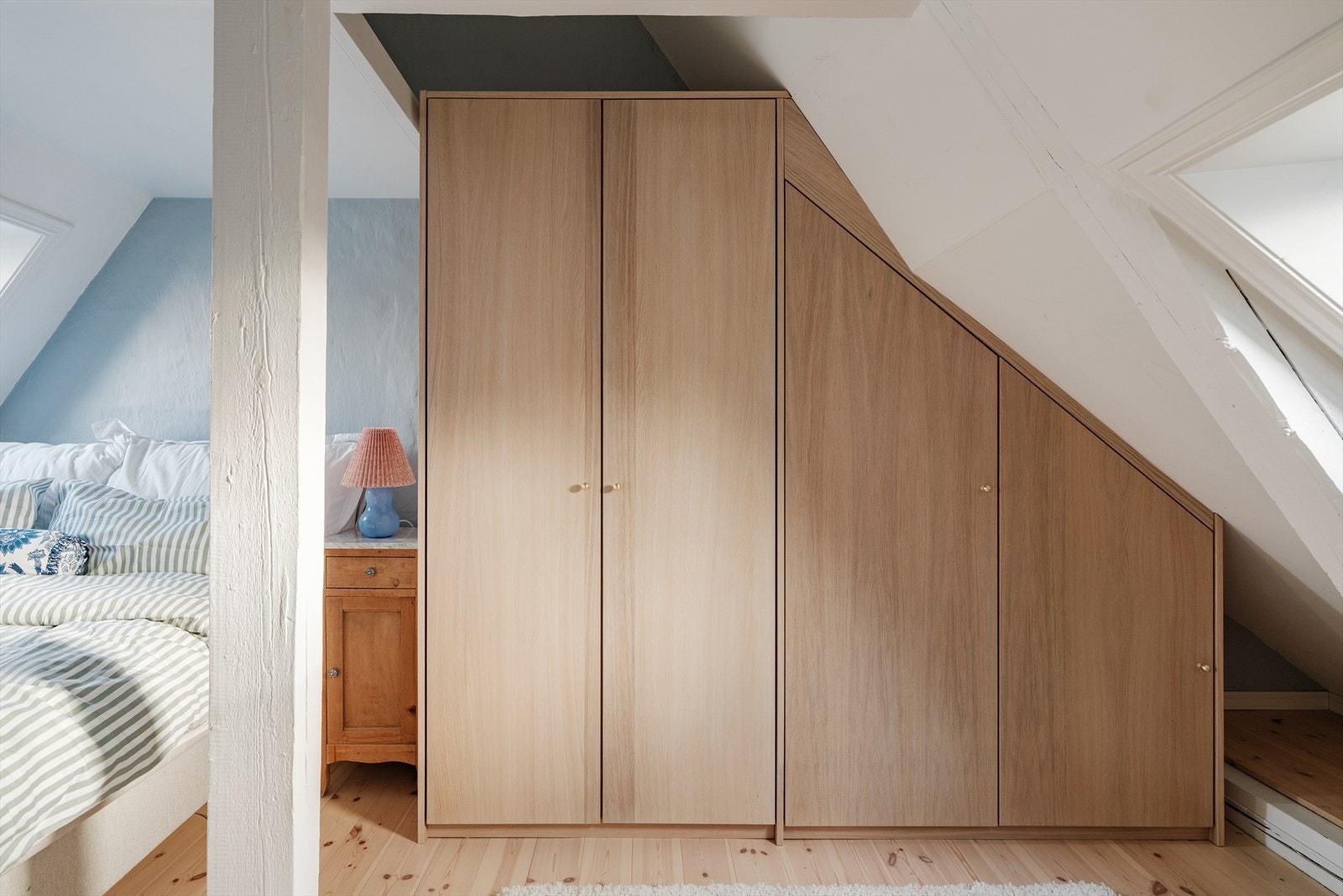 Flott, plassbygd klesskap med god plass til oppbevaring. Galleribilde