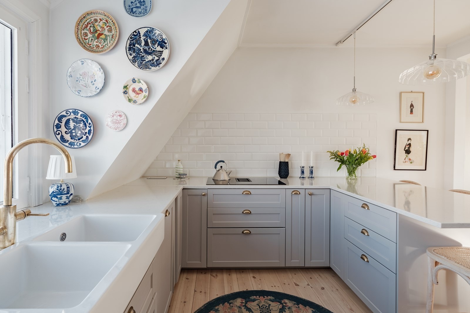 Kjøkkenet er utstyrt med integrert komfyr, induksjon platetopp med kullfilter vifte, oppvaskmaskin og kjøl/frys. Galleribilde