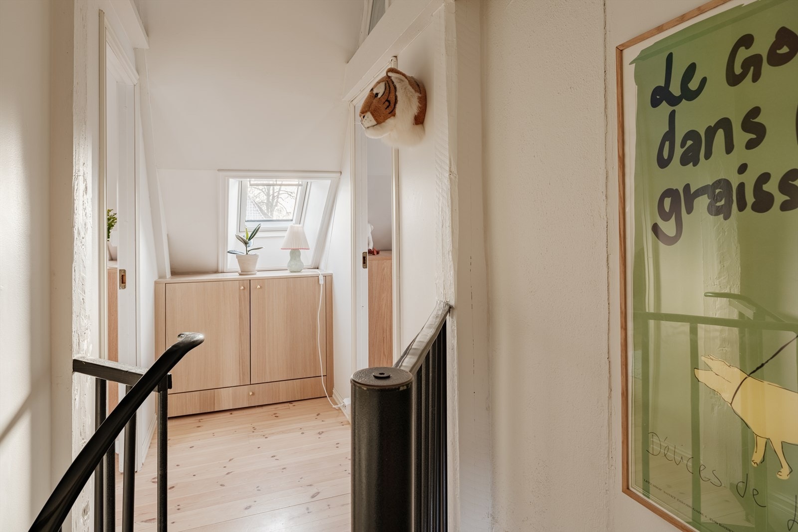 Videre kommer man opp til boligens loftetasje. Her finner man to rom som er innredet som soverom av dagens eier. Rommene er ikke godkjent for varig opphold. Galleribilde