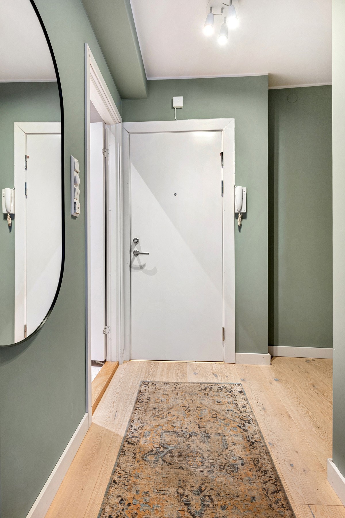 Entréen fremstår både lys og innbydende. Galleribilde