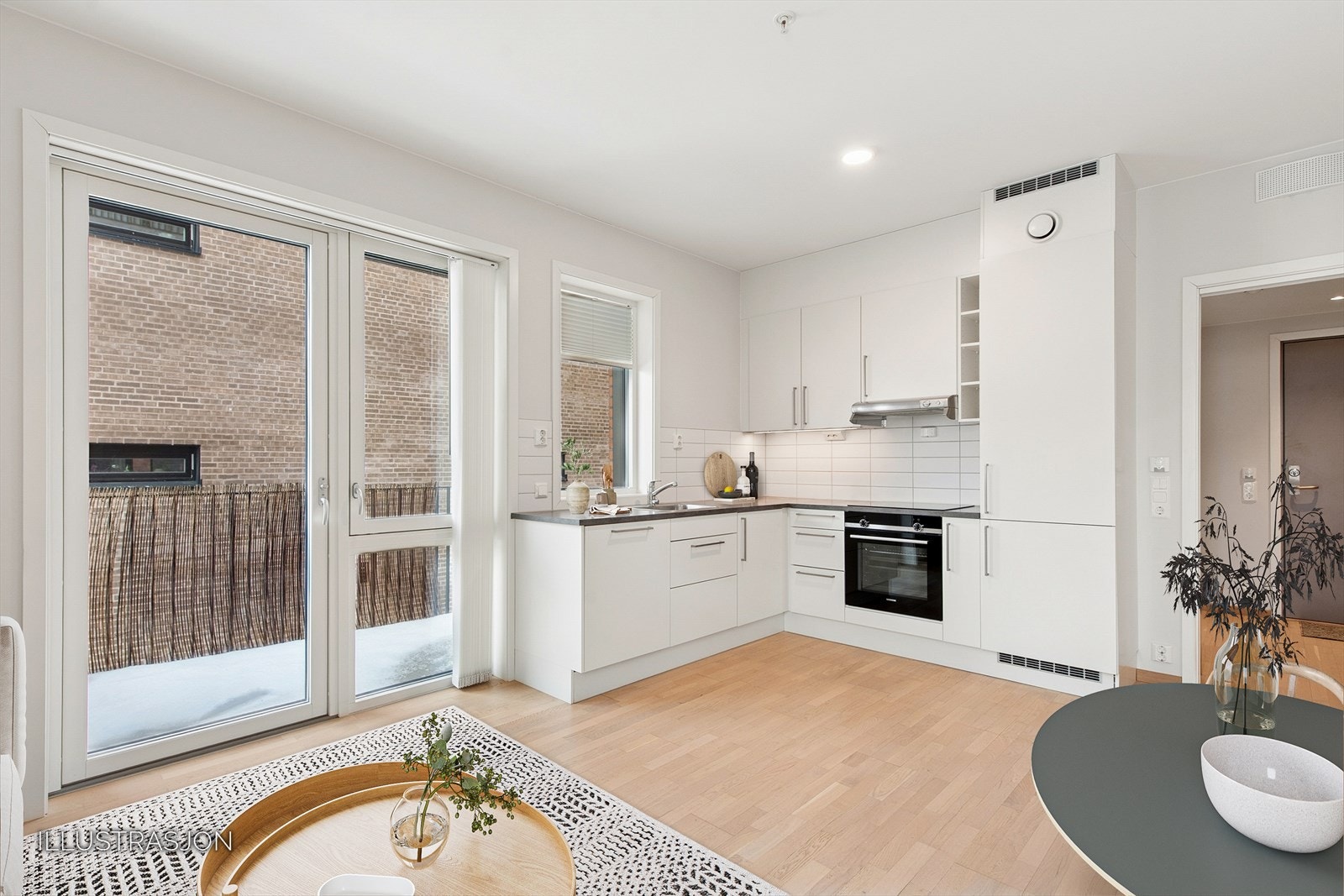 Kjøkkenet ligger i en åpen og sosial løsning mot spisesonen, noe som gir en fin flyt mellom matlaging og måltider. Rommet er digitalt innredet. Galleribilde