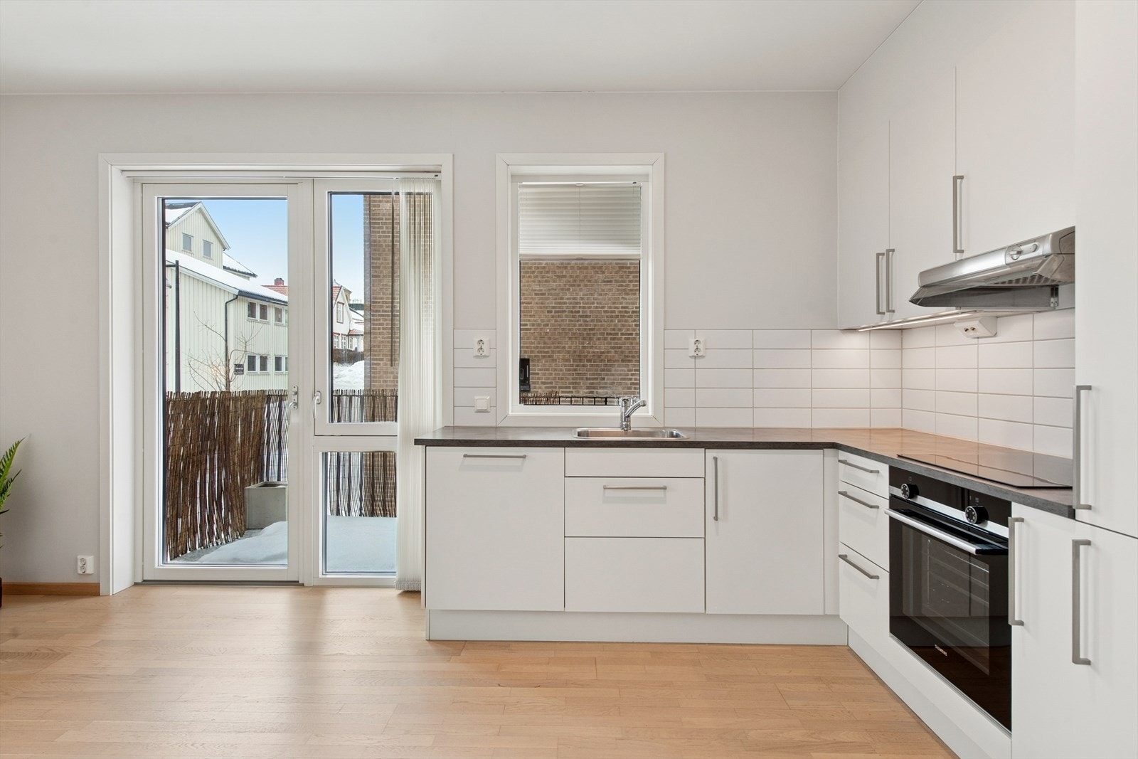 Hvitevarer som kjøle-/fryseskap, platetopp, stekeovn og oppvaskmaskin er integrert i innredningen, og medfølger saløget. Galleribilde