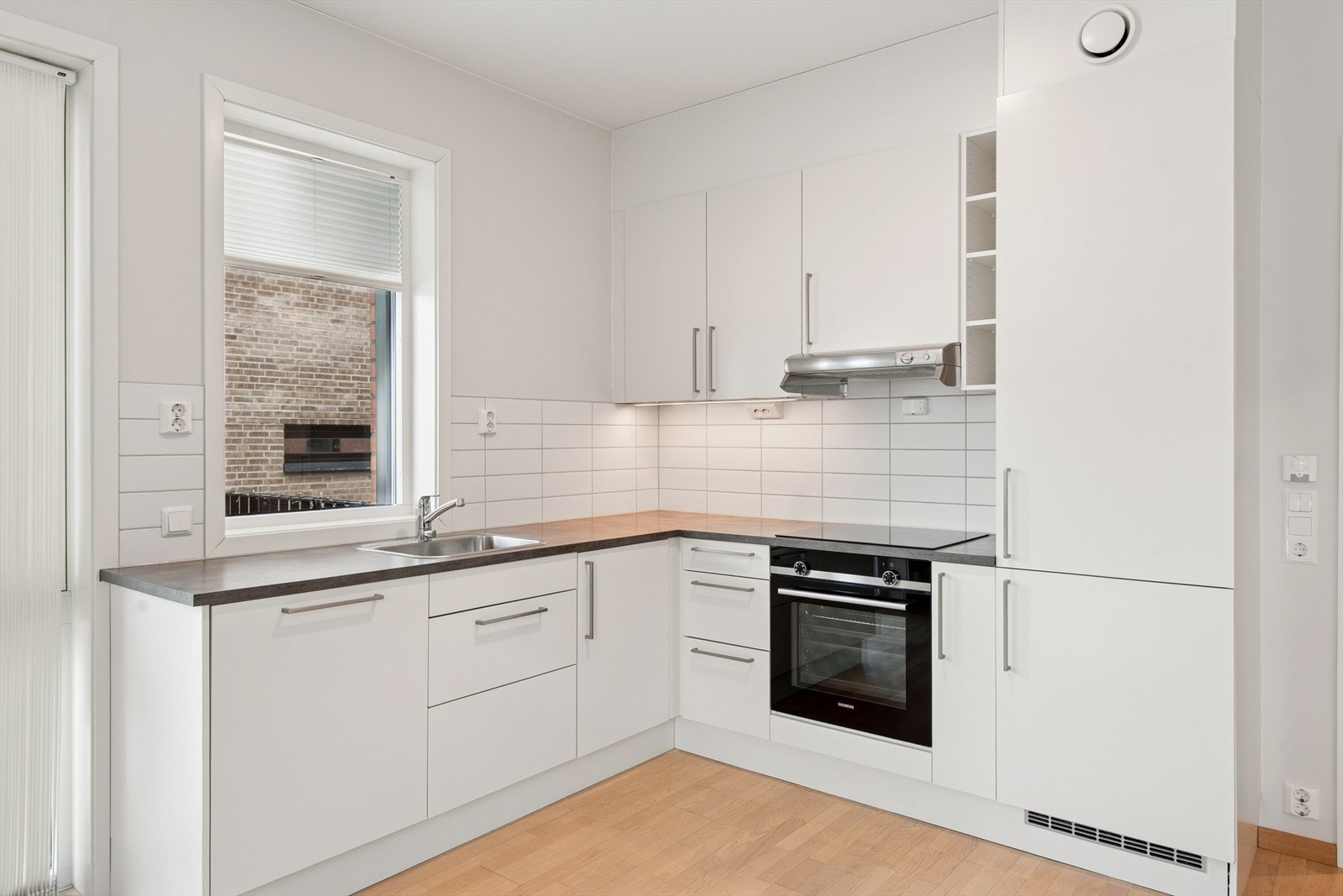 Det er montert komfyrvakt og automatisk lekkasjestopper for ekstra sikkerhet i hverdagen. Avtrekk skjer via en kjøkkenventilator som er koblet til boligens balanserte ventilasjonsanlegg. Galleribilde