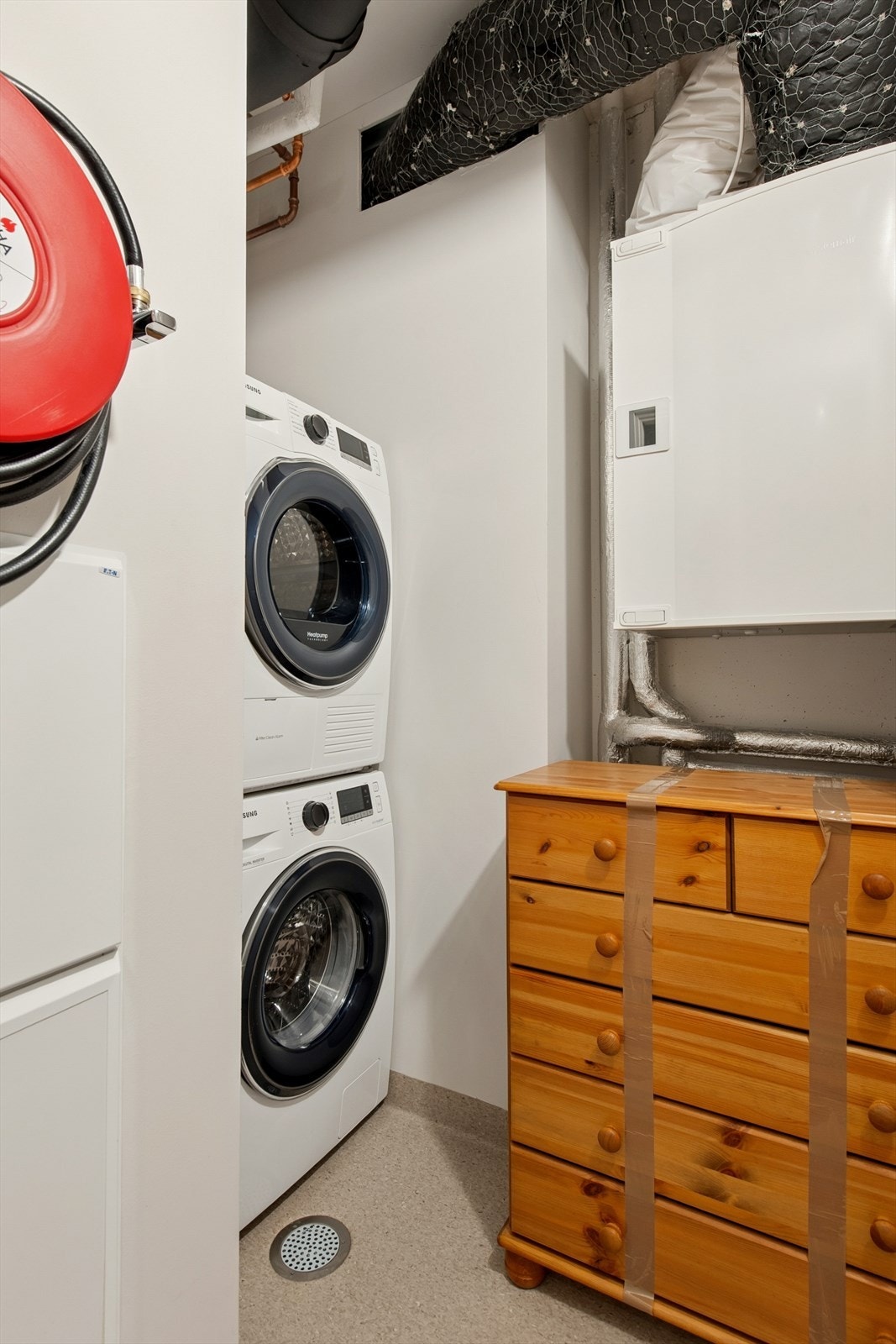 Bod med betonggulv og plass til vaskemaskin og tørketrommel. Galleribilde